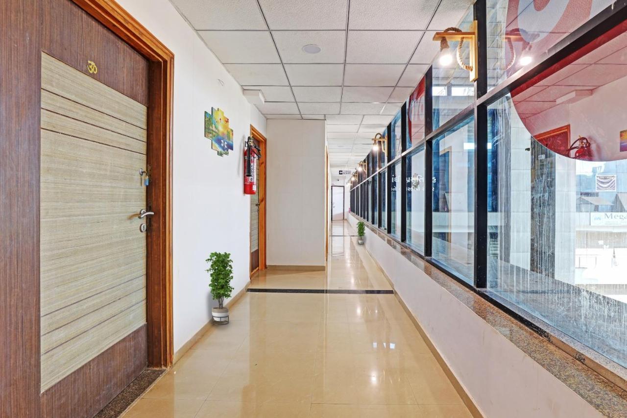 Hotel Solitaire, Best Luxurious Hotel Ac Rooms In Surat Zewnętrze zdjęcie